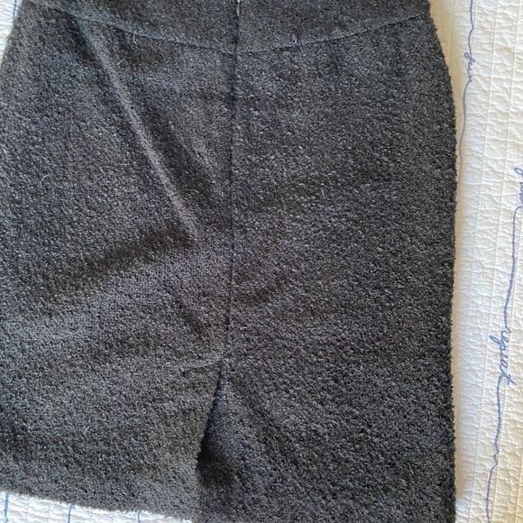 🎀 3 for $25 Black, textured midi skirt - Picture 2 of 5